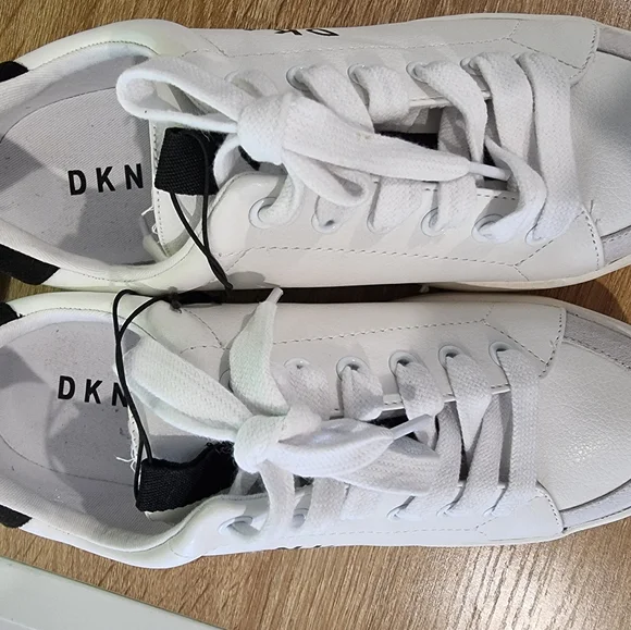 DKNY The Britan Women's size 8.5 Sneakers. BRAND NEW !!!!! - Picture 2 of 4